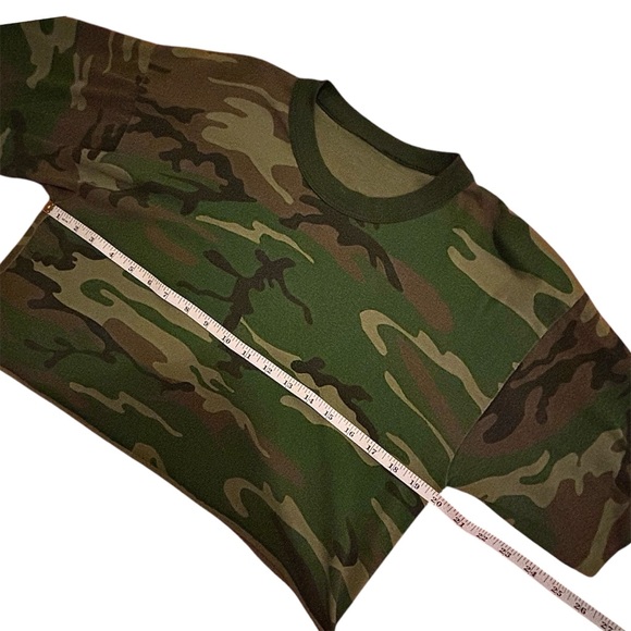 ✨bundle for $3✨camo crop top - Picture 2 of 6
